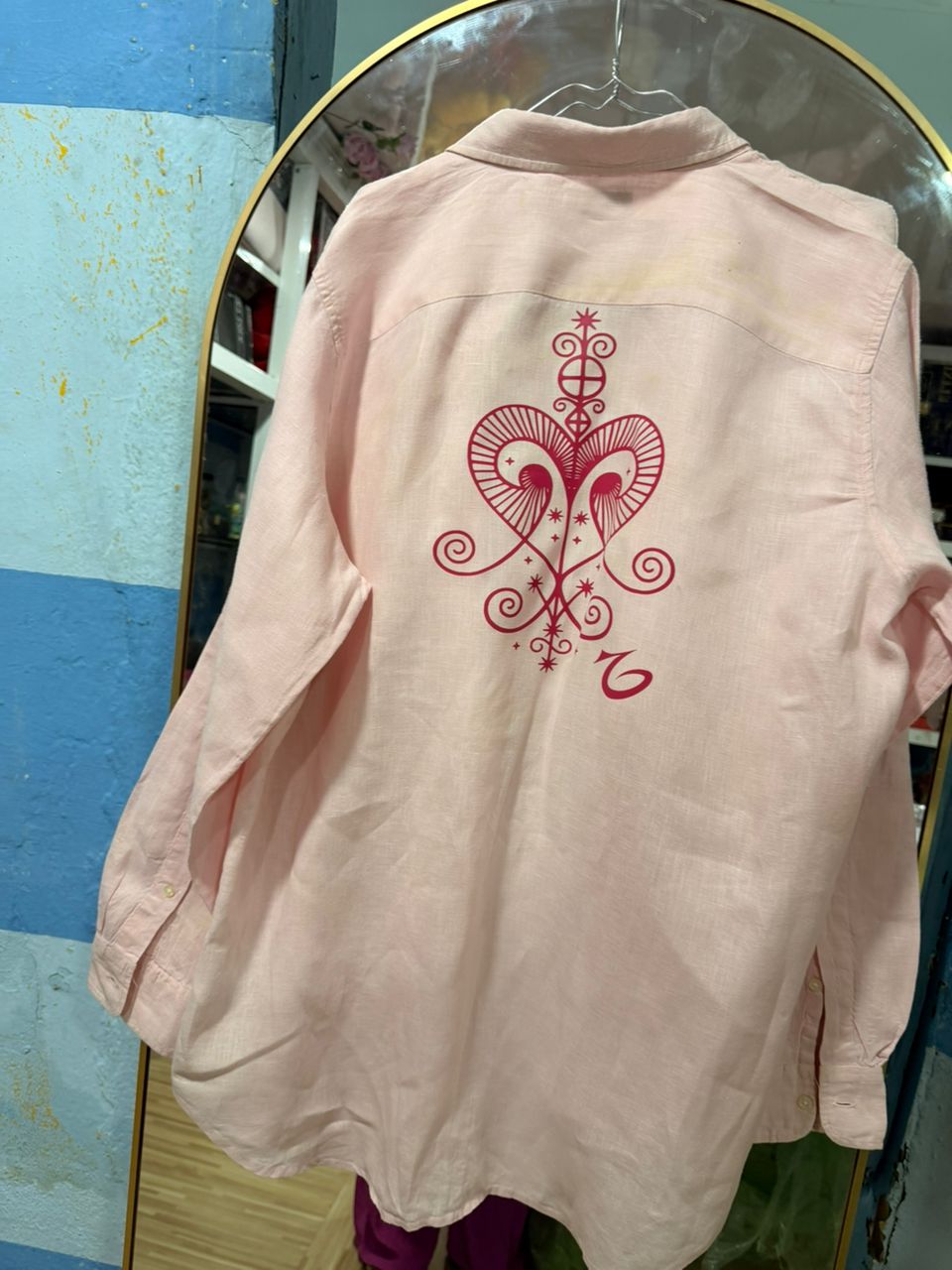 Chemise rose en lin, veve au dos